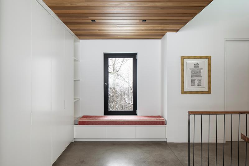 Press kit | 2054-05 - Press release | Laurentian Forest House - RobitailleCurtis - Residential Architecture -  A view of from the entry hall looking west.  Coat closets are on the left.  The sleeping bar is on the right.  - Photo credit: Adrien Williams