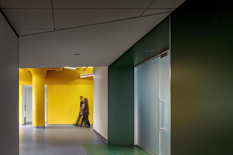 Dossier de presse | 5881-06 - Communiqué de presse | City Tech Pearl Building - Shakespeare Gordon Studio - Architecture institutionnelle - <table id="5ebdfe66-939c-dd44-aefb-61472b1c6b89" data-aloha-ephemera-attr="id" class="aloha-ephemera-attr">  <tbody><tr>   <td style="">   The design includes   a material and color palette that is customized for each administrative   entity’s suite, providing a sense of identity and wayfinding for all users.   </td>  </tr> </tbody></table> - Crédit photo : Alexander Severin