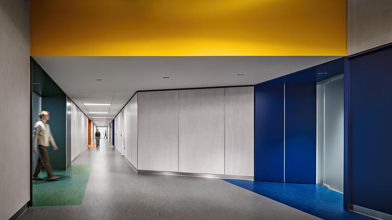 Dossier de presse | 5881-06 - Communiqué de presse | City Tech Pearl Building - Shakespeare Gordon Studio - Architecture institutionnelle - The 3rd floor’s central spine connects offices across the Pearl Building’s large floor plate.  - Crédit photo : Alexander Severin