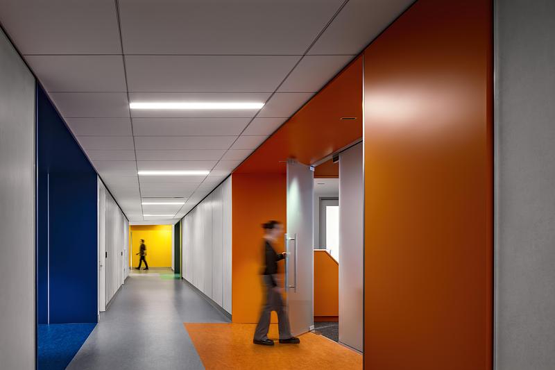 Dossier de presse | 5881-06 - Communiqué de presse | City Tech Pearl Building - Shakespeare Gordon Studio - Architecture institutionnelle - Colors established within suites extend outward into the hallway, inviting users into the space and assisting with wayfinding across the large floorplate. - Crédit photo : Alexander Severin