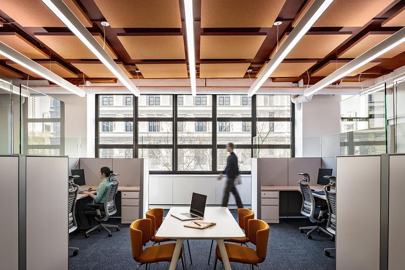 Dossier de presse | 5881-06 - Communiqué de presse | City Tech Pearl Building - Shakespeare Gordon Studio - Architecture institutionnelle - Color-matched acoustic panels soften and screen the Pearl Building’s lofty concrete ceilings and contribute to the distinct design identity of each office suite. - Crédit photo : Alexander Severin