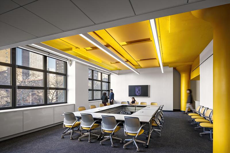 Dossier de presse | 5881-06 - Communiqué de presse | City Tech Pearl Building - Shakespeare Gordon Studio - Architecture institutionnelle - At the end of the central spine, a large conference suite with expansive windows and vibrant yellow detailing serves as a shared space for occupants on the 3rd floor. - Crédit photo : Alexander Severin