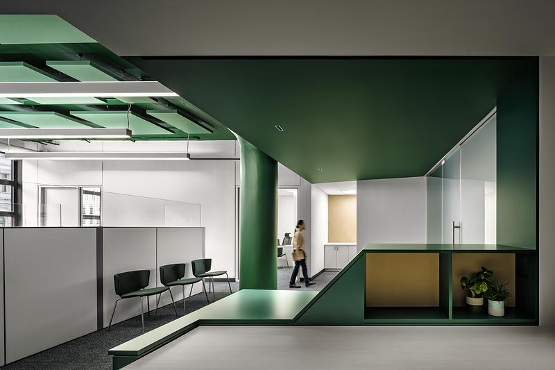 Dossier de presse | 5881-06 - Communiqué de presse | City Tech Pearl Building - Shakespeare Gordon Studio - Architecture institutionnelle - Inside the suites, the plan makes the best use of the building’s expansive floor plate while ensuring that occupants are never far from views, natural light, and a relationship to the city beyond. - Crédit photo : Alexander Severin