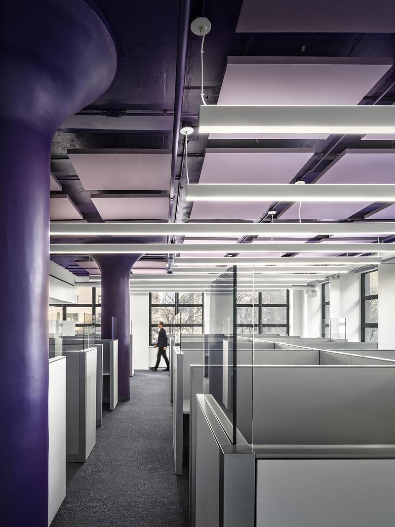 Dossier de presse | 5881-06 - Communiqué de presse | City Tech Pearl Building - Shakespeare Gordon Studio - Architecture institutionnelle - The renovation opened up the floor plan, allowing light from the building’s expansive windows to penetrate deep into the floor plate. - Crédit photo : Alexander Severin