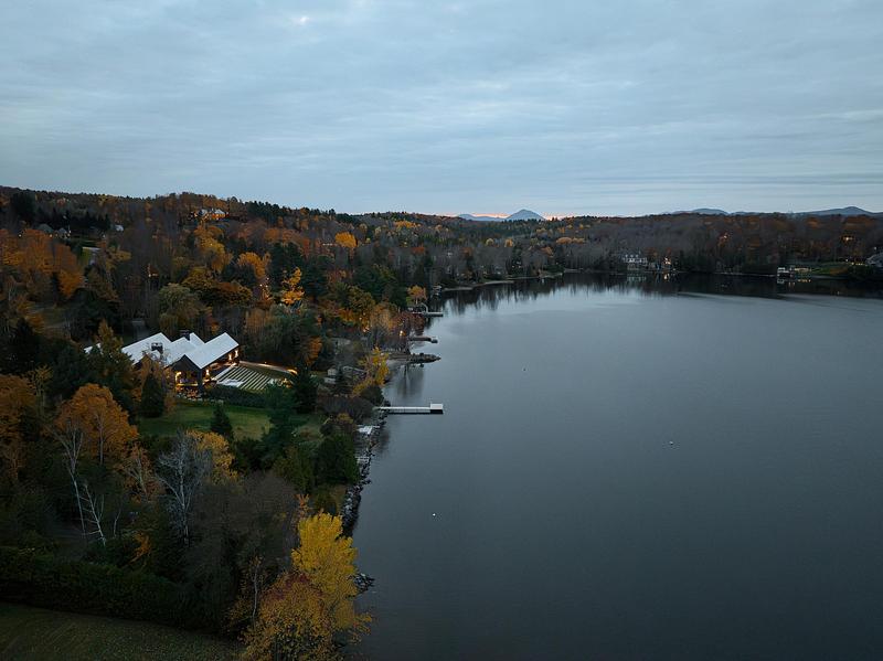Dossier de presse | 7392-01 - Communiqué de presse | Atelier Échelle réinterprète l’architecture vernaculaire du Québec rural pour une résidence de collectionneurs d’art contemporain - Atelier Échelle - Architecture résidentielle - Crédit photo : Maxime Brouillet