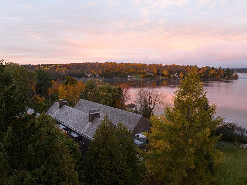 Dossier de presse | 7392-01 - Communiqué de presse | Atelier Échelle réinterprète l’architecture vernaculaire du Québec rural pour une résidence de collectionneurs d’art contemporain - Atelier Échelle - Architecture résidentielle - Crédit photo : Maxime Brouillet