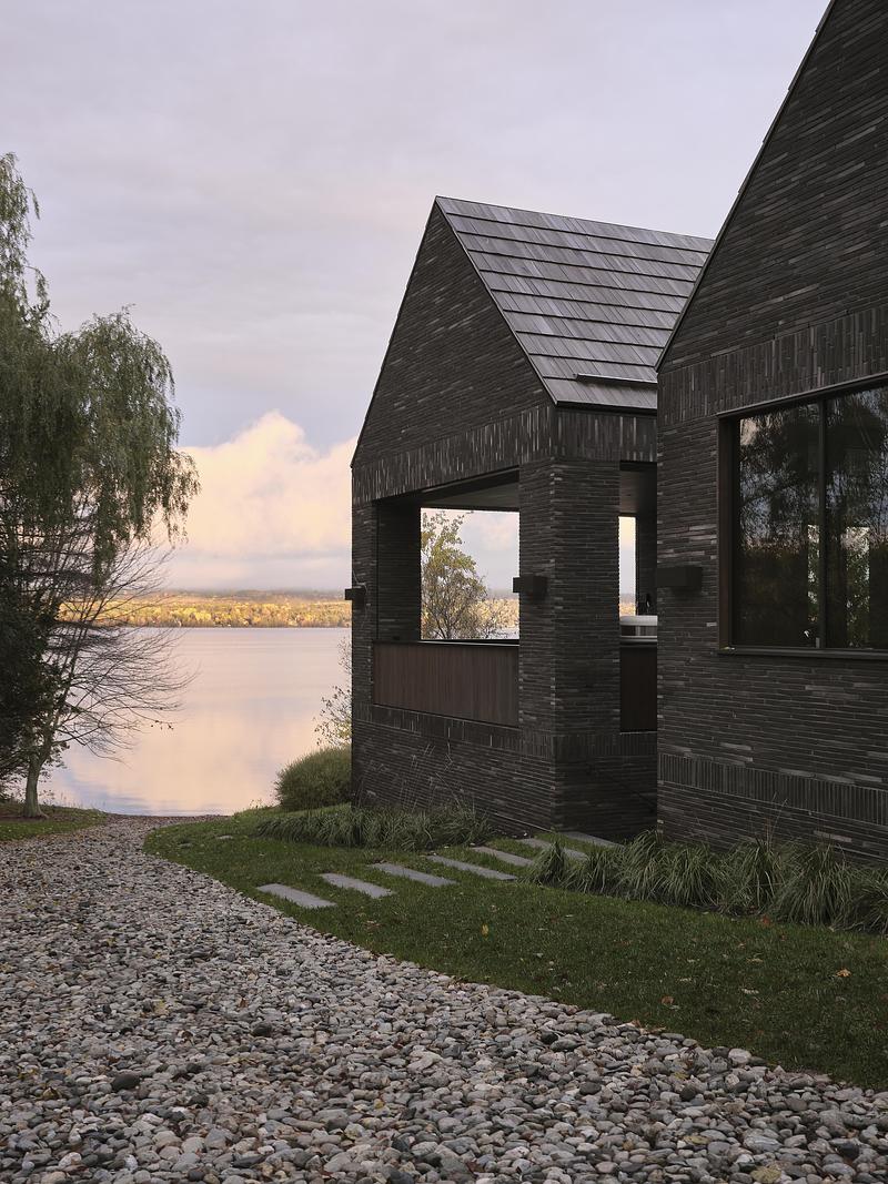 Dossier de presse | 7392-01 - Communiqué de presse | Atelier Échelle réinterprète l’architecture vernaculaire du Québec rural pour une résidence de collectionneurs d’art contemporain - Atelier Échelle - Architecture résidentielle - Crédit photo : Maxime Brouillet