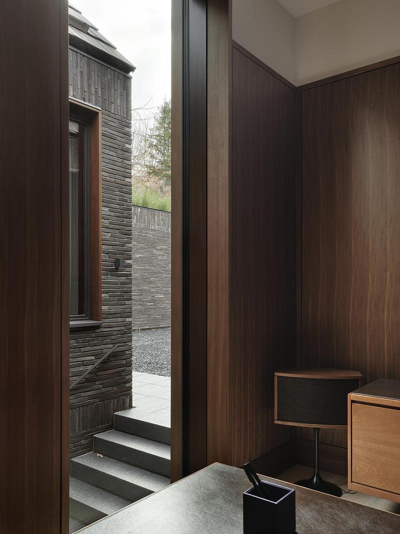 Dossier de presse | 7392-01 - Communiqué de presse | Atelier Échelle réinterprète l’architecture vernaculaire du Québec rural pour une résidence de collectionneurs d’art contemporain - Atelier Échelle - Architecture résidentielle - Crédit photo : Maxime Brouillet