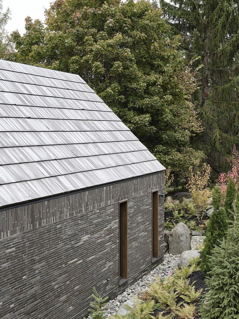 Dossier de presse | 7392-01 - Communiqué de presse | Atelier Échelle réinterprète l’architecture vernaculaire du Québec rural pour une résidence de collectionneurs d’art contemporain - Atelier Échelle - Architecture résidentielle - Crédit photo : Maxime Brouillet