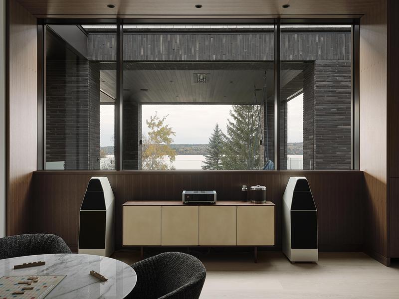 Dossier de presse | 7392-01 - Communiqué de presse | Atelier Échelle réinterprète l’architecture vernaculaire du Québec rural pour une résidence de collectionneurs d’art contemporain - Atelier Échelle - Architecture résidentielle - Crédit photo : Maxime Brouillet