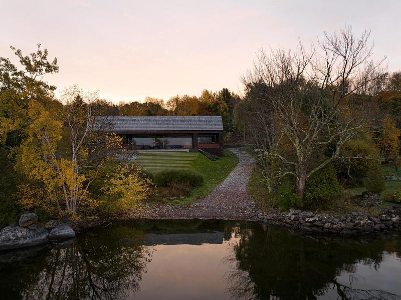 Dossier de presse | 7392-01 - Communiqué de presse | Atelier Échelle réinterprète l’architecture vernaculaire du Québec rural pour une résidence de collectionneurs d’art contemporain - Atelier Échelle - Architecture résidentielle - Crédit photo : Maxime Brouillet