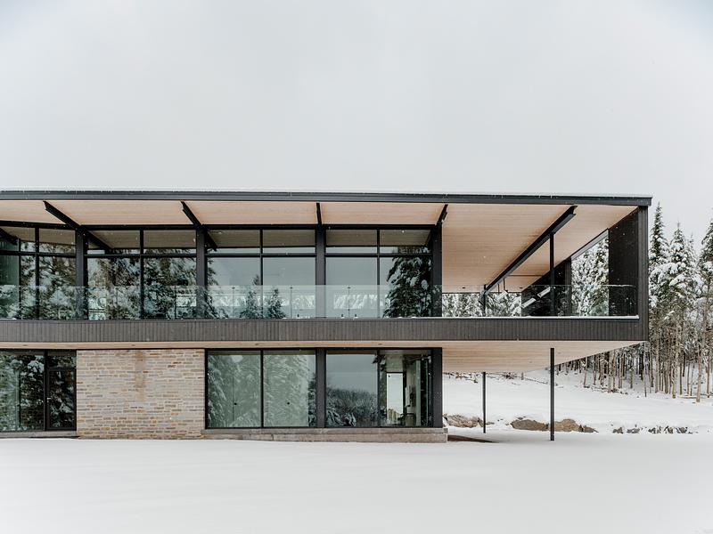 Dossier de presse | 2263-10 - Communiqué de presse | Résidence Saint-Damien : un refuge familial entre champs et forêt - Anne Carrier - Architecture résidentielle - Crédit photo : Paul Dussault