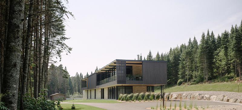 Dossier de presse | 2263-10 - Communiqué de presse | Résidence Saint-Damien : un refuge familial entre champs et forêt - Anne Carrier - Architecture résidentielle - Crédit photo : Paul Dussault