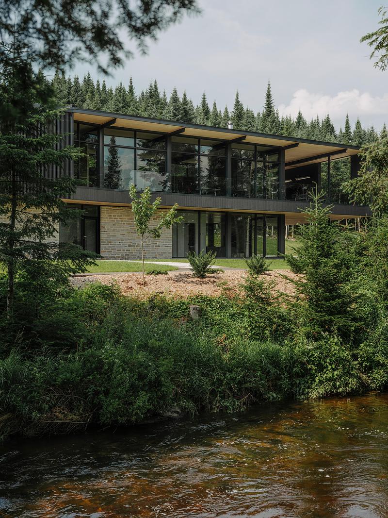 Dossier de presse | 2263-10 - Communiqué de presse | Résidence Saint-Damien : un refuge familial entre champs et forêt - Anne Carrier - Architecture résidentielle - Crédit photo : Paul Dussault