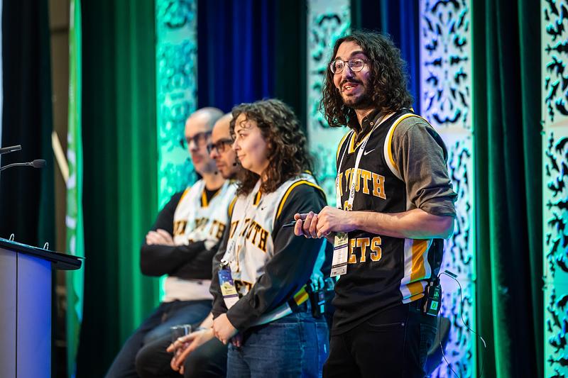 Dossier de presse | 7514-04 - Communiqué de presse | La construction en bois : une solution au logement et à la transition bas carbone - Cecobois - Architecture institutionnelle - Tudor Radulescu, Rami Bebawi (KANVA), Johnny Syriani et Élodie Labonté (Nordic Structures) — Présentation du Centre communautaire Jeunesse au Soleil, un projet structurant qui illustre le rôle du bois comme moteur d’innovation architecturale et comme acteur social et environnemental au service de la collectivité. - Crédit photo : Eric Carriere