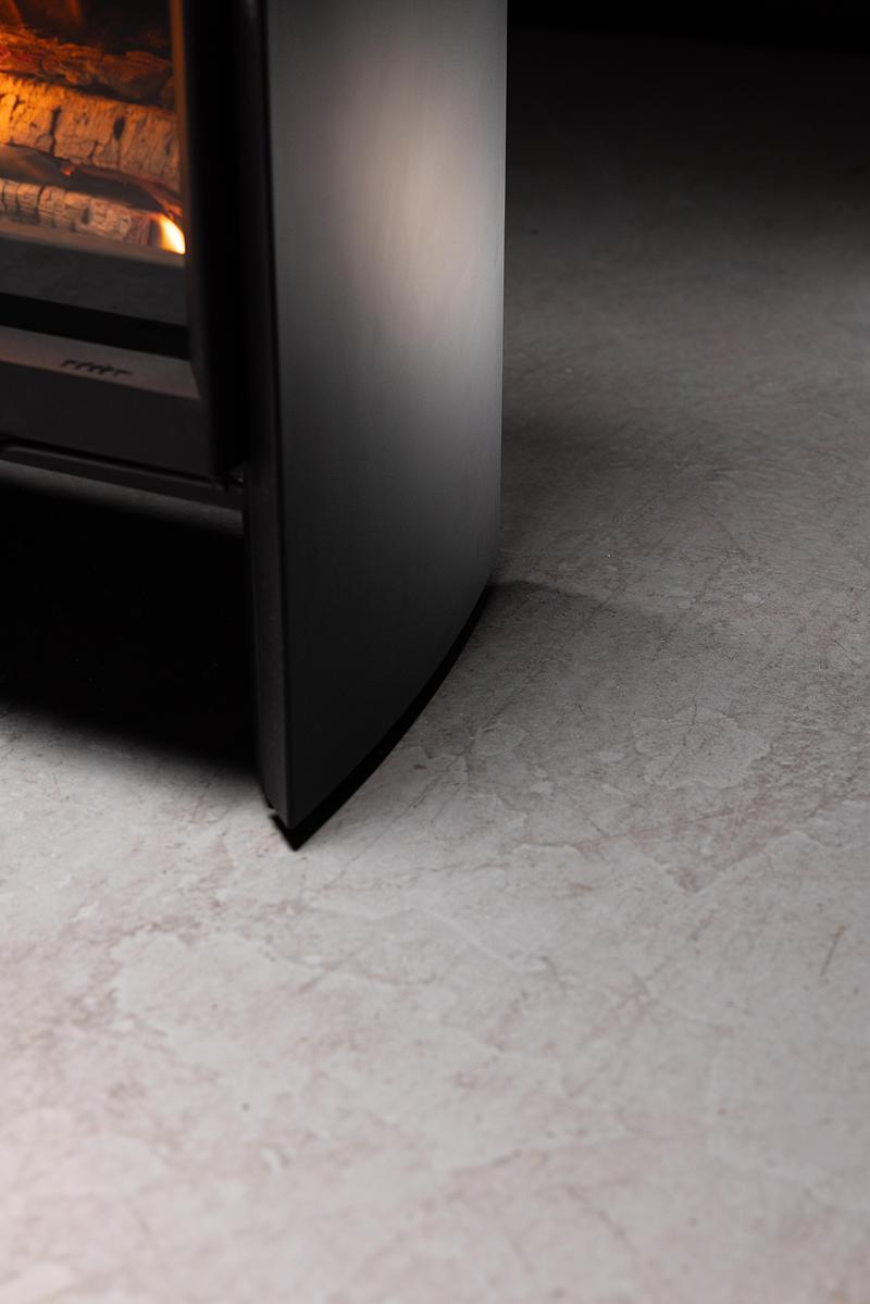 Dossier de presse | 1564-07 - Communiqué de presse | Stûv America dévoile le s6-H, un poêle unique, moderne et affirmé - Stûv America - Produit - Crédit photo : Anthony Rodier