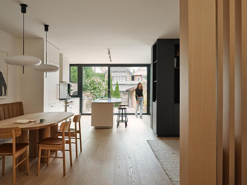 Dossier de presse | 7516-02 - Communiqué de presse | High Park House - Reign Architects - Design d’intérieur résidentiel -   Dining Nook thru view to oudoors