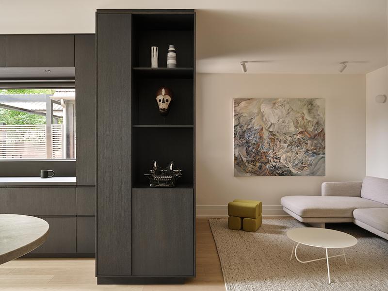 Dossier de presse | 7516-02 - Communiqué de presse | High Park House - Reign Architects - Design d’intérieur résidentiel -  Kitchen / Family Room Transition - Crédit photo : Riley Snelling