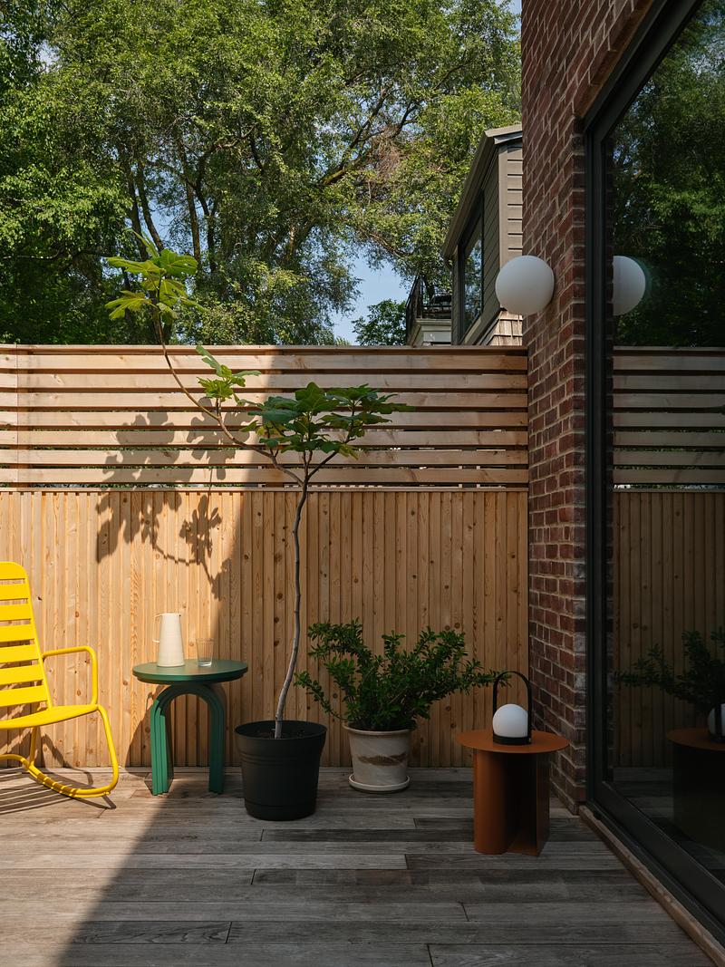 Dossier de presse | 7516-02 - Communiqué de presse | High Park House - Reign Architects - Design d’intérieur résidentiel -   Deck Extension and privacy wall  - Crédit photo : Riley Snelling