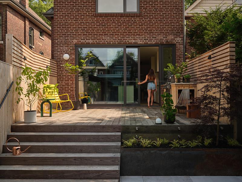 Dossier de presse | 7516-02 - Communiqué de presse | High Park House - Reign Architects - Design d’intérieur résidentiel - Rear Yard Deck Extention - Crédit photo : Riley Snelling