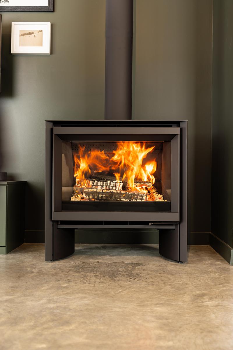 Dossier de presse | 1564-07 - Communiqué de presse | Stûv America dévoile le s6-H, un poêle unique, moderne et affirmé - Stûv America - Produit - Crédit photo : Anthony Rodier