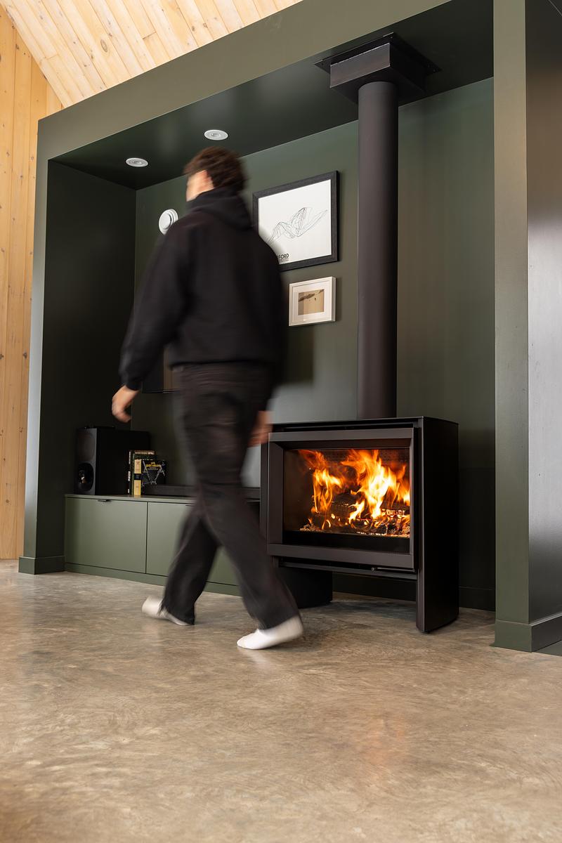 Dossier de presse | 1564-07 - Communiqué de presse | Stûv America dévoile le s6-H, un poêle unique, moderne et affirmé - Stûv America - Produit - Crédit photo : Anthony Rodier