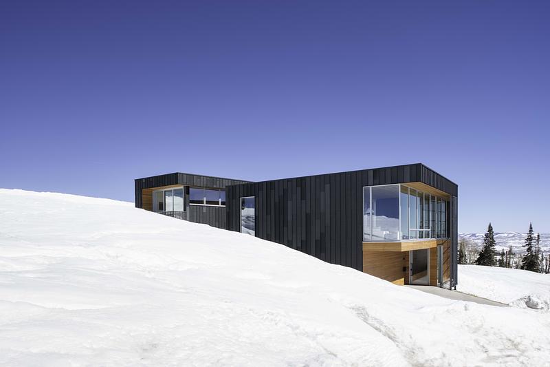 Press kit | 2757-60 - Press release | A Carefully-Crafted Winter Retreat by Sparano + Mooney Architecture Is Inspired by the Japanese Art of Kirigami - Sparano + Mooney Architecture - Residential Architecture - The southern façades feature overhangs, and temperatures are controlled with operable windows at key locations to provide any necessary cooling, ensuring a sustainable design approach. - Photo credit:  Matt Winquist  