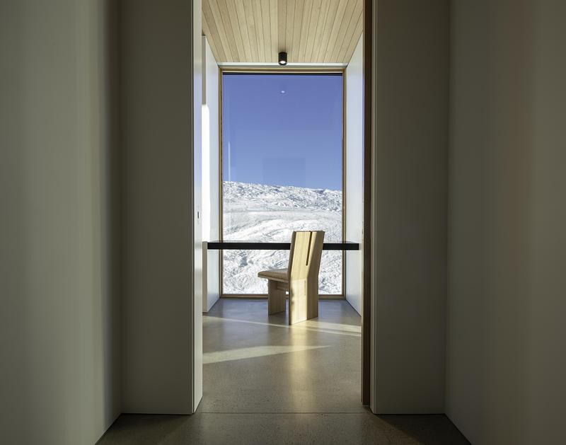 Press kit | 2757-60 - Press release | A Carefully-Crafted Winter Retreat by Sparano + Mooney Architecture Is Inspired by the Japanese Art of Kirigami - Sparano + Mooney Architecture - Residential Architecture - Quiet interior view.  - Photo credit:  Matt Winquist 