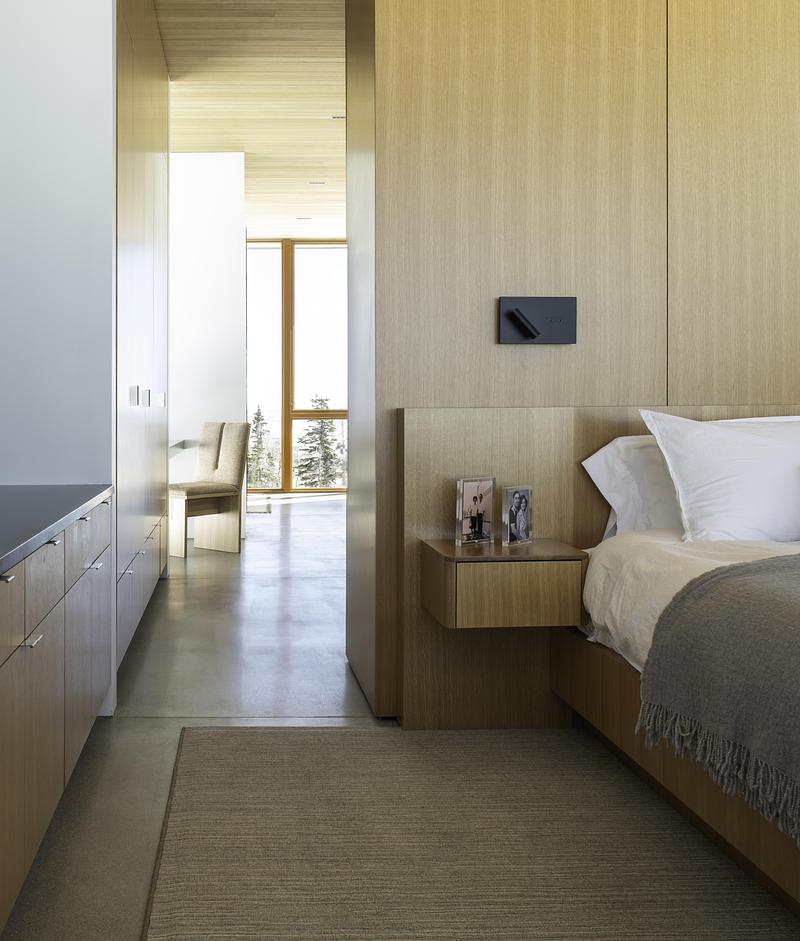 Press kit | 2757-60 - Press release | A Carefully-Crafted Winter Retreat by Sparano + Mooney Architecture Is Inspired by the Japanese Art of Kirigami - Sparano + Mooney Architecture - Residential Architecture - The primary suite with a private deck and steam shower is located on the upper level, which is stepped up from the main level by 5’ and can be completely separated from the rest of the home. - Photo credit:  Matt Winquist 