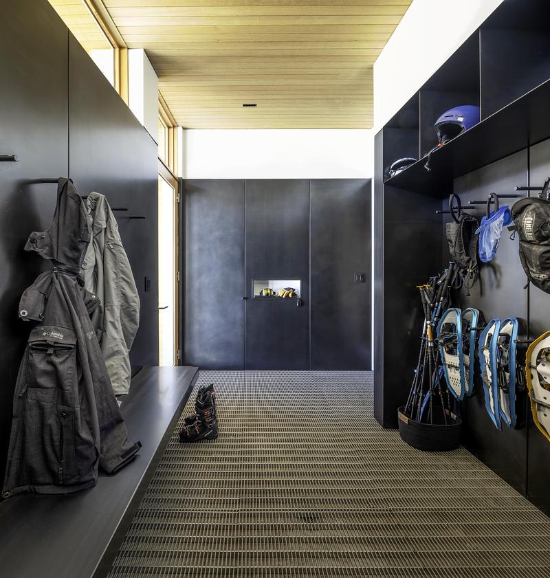 Press kit | 2757-60 - Press release | A Carefully-Crafted Winter Retreat by Sparano + Mooney Architecture Is Inspired by the Japanese Art of Kirigami - Sparano + Mooney Architecture - Residential Architecture -  <p>The ski room features blackened steel and custom grates over polished concrete flooring.  </p> - Photo credit: Matt Winquist