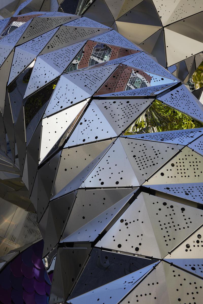 Press kit | 2757-61 - Press release | Defining a New Urban Experience Through the Lens of Digital Craft - FUTUREFORMS - Urban Design - Orbital explores ways of bringing together these two worlds and creating an artwork that can be experienced in various ways. On the outside a textured, tessellated, high definition surface articulates a towering structure that anchors the site, providing a visual identity.  - Photo credit: Matthew Millman