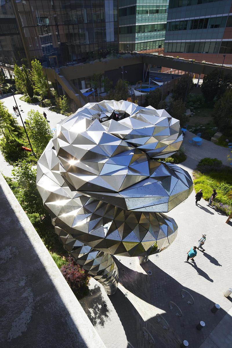 Press kit | 2757-61 - Press release | Defining a New Urban Experience Through the Lens of Digital Craft - FUTUREFORMS - Urban Design - The sculpture evokes organic forms found in nature, as well as giant robots and futuristic space vehicles. - Photo credit: Matthew Millman