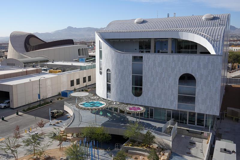 Press kit | 2757-61 - Press release | Defining a New Urban Experience Through the Lens of Digital Craft - FUTUREFORMS - Urban Design - In an urban Texan environment, where intense sun and high temperatures dominate, Weatherscape’s canopy offers both shaded comfort and visual engagement. - Photo credit: <p>Genaro Limon</p>