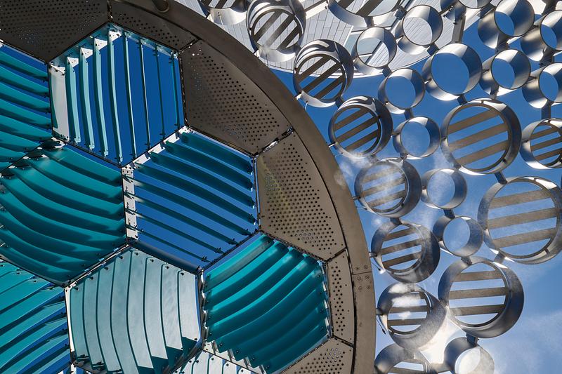 Press kit | 2757-61 - Press release | Defining a New Urban Experience Through the Lens of Digital Craft - FUTUREFORMS - Urban Design - <p>By combining utility with aesthetic expression, shaded artworks like Weatherscape transform public spaces into inviting, social, and visually engaging environments that respond directly to the local climate.</p> - Photo credit: Brian Wancho