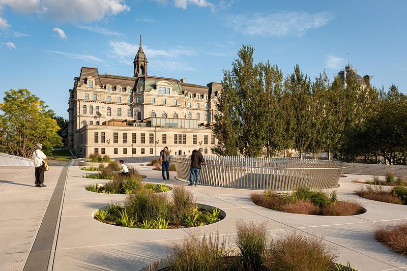 Press kit | 865-67 - Press release | Place des Montréalaises: A Monumental Gesture Inscribing Women’s Memory at the Heart of a City - Lemay - Landscape Architecture - Photo credit: Vincent Brillant