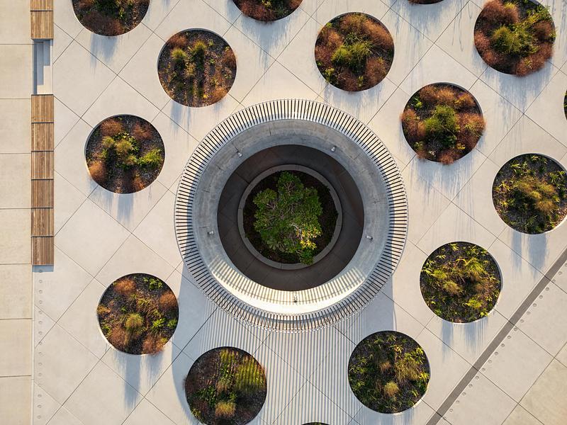 Press kit | 865-67 - Press release | Place des Montréalaises: A Monumental Gesture Inscribing Women’s Memory at the Heart of a City - Lemay - Landscape Architecture - Photo credit: Vincent Brillant