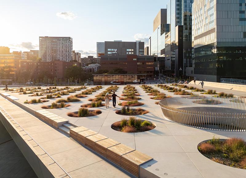 Press kit | 865-67 - Press release | Place des Montréalaises: A Monumental Gesture Inscribing Women’s Memory at the Heart of a City - Lemay - Landscape Architecture - Photo credit: Vincent Brillant