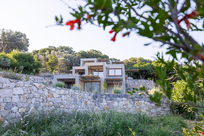 Press kit | 7849-01 - Press release | "Dream in Progress": The New Book About the Architecture of Travel with Outstanding Hotels and Holiday Homes - URLAUBSARCHITEKTUR - Lifestyle - Meraki Studios (GR) by Sigurd Larsen - Photo credit: Leo Jaerisch aka ZOLEO