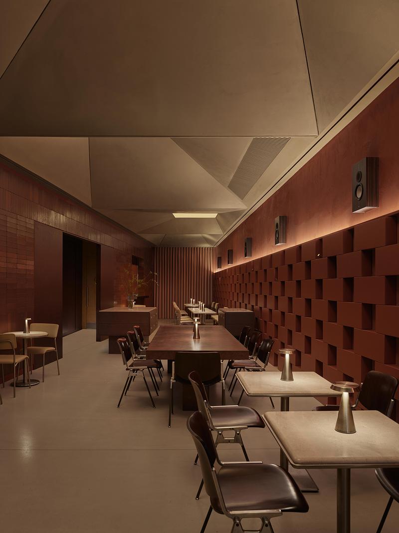 Press kit | 7775-02 - Press release | AINEN: URBANJOBS Reimagines the Burger Bar at Tersane Istanbul - URBANJOBS - Commercial Interior Design - AINEN by URBANJOBS - Photo credit: İbrahim Özbunar I 645studio 