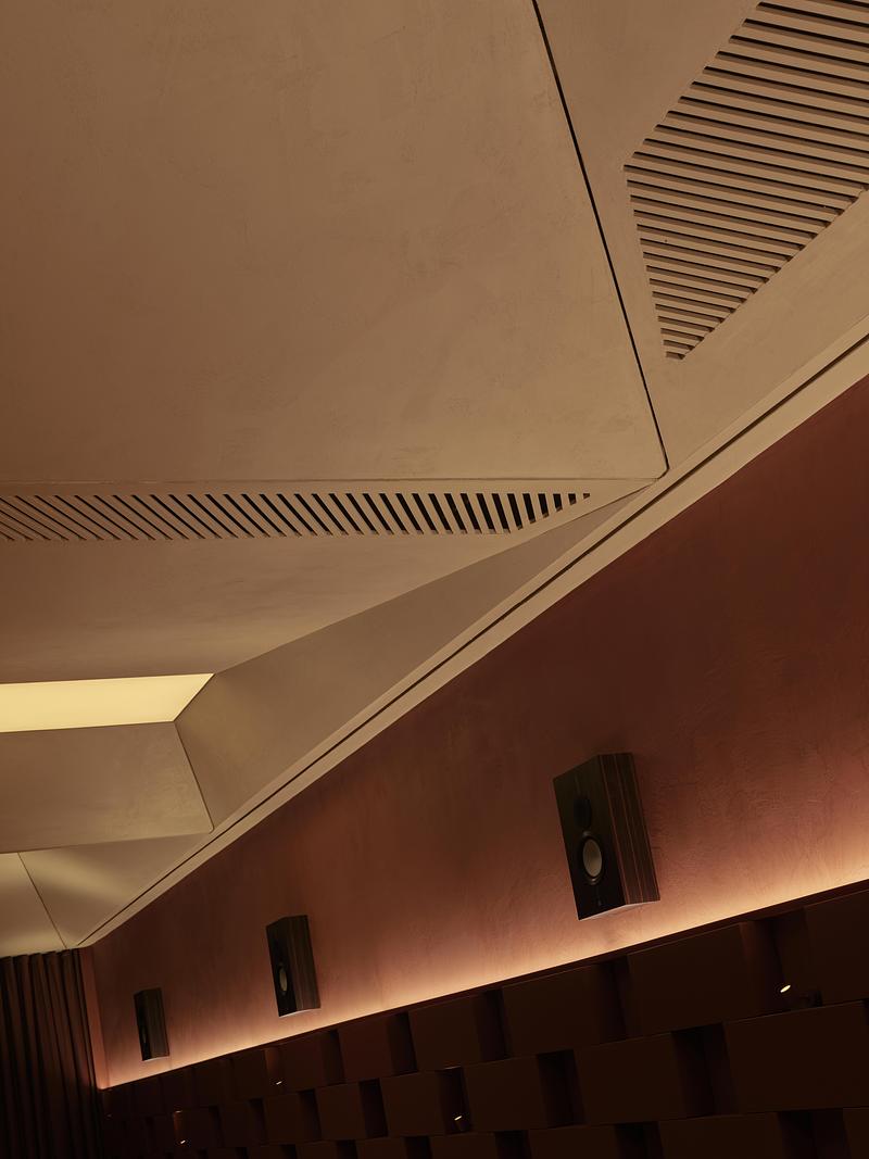 Press kit | 7775-02 - Press release | AINEN: URBANJOBS Reimagines the Burger Bar at Tersane Istanbul - URBANJOBS - Commercial Interior Design - AINEN by URBANJOBS - Photo credit: İbrahim Özbunar I 645studio 