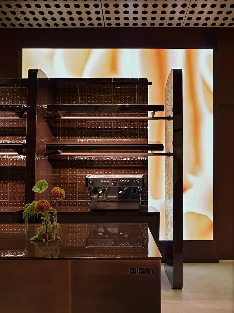 Dossier de presse | 7775-03 - Communiqué de presse | ORIGAMI : une expérience sensorielle de boulangerie - URBANJOBS - Design d’intérieur commercial - ORIGAMI by URBANJOBS - Crédit photo : İbrahim Özbunar I 645studio