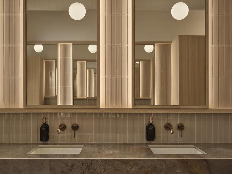 Dossier de presse | 7505-02 - Communiqué de presse | Solis Movement Expands East: A Sun-Washed Sanctuary for Strength and Motion - Simone Ferkul Projects - Design d’intérieur commercial - Crédit photo : Riley Snelling 