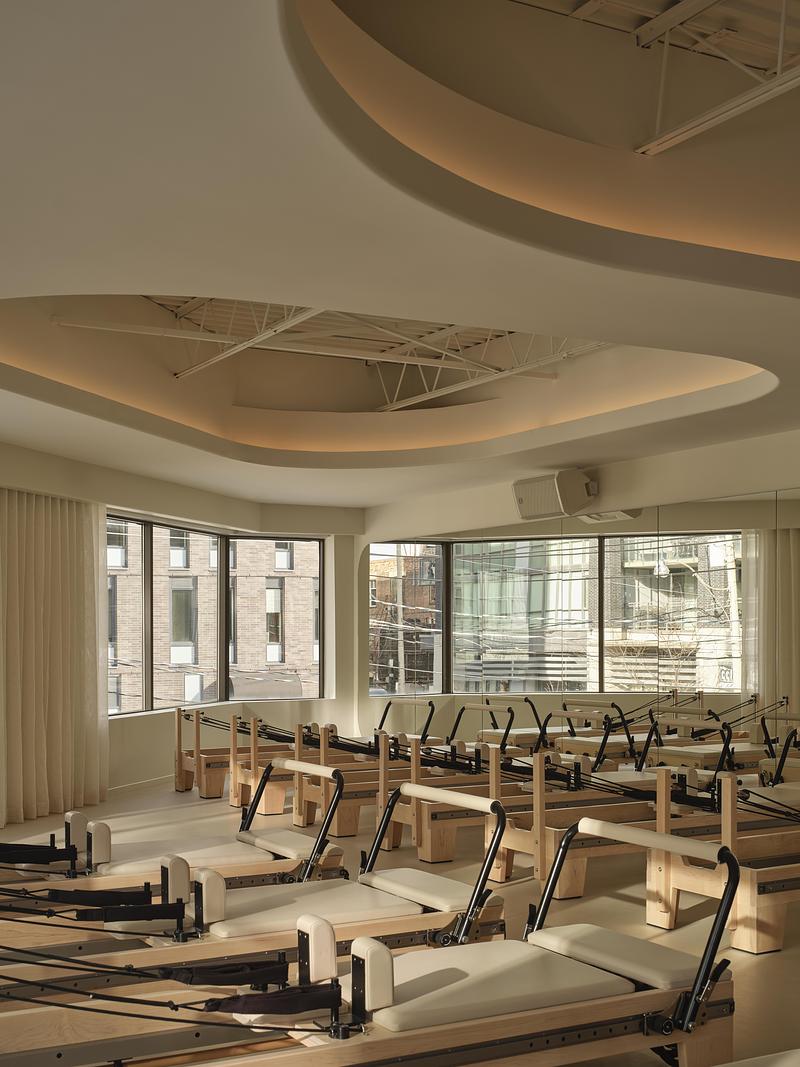 Dossier de presse | 7505-02 - Communiqué de presse | Solis Movement Expands East: A Sun-Washed Sanctuary for Strength and Motion - Simone Ferkul Projects - Design d’intérieur commercial - Crédit photo : Riley Snelling 