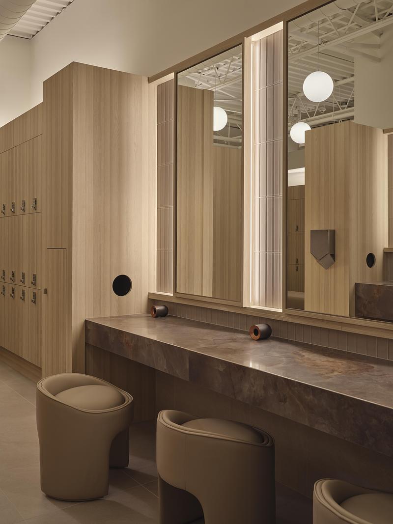 Dossier de presse | 7505-02 - Communiqué de presse | Solis Movement Expands East: A Sun-Washed Sanctuary for Strength and Motion - Simone Ferkul Projects - Design d’intérieur commercial - Crédit photo : Riley Snelling 