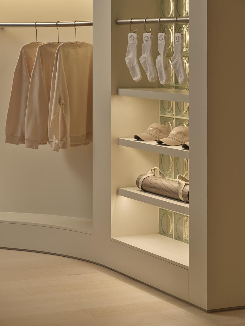 Dossier de presse | 7505-02 - Communiqué de presse | Solis Movement Expands East: A Sun-Washed Sanctuary for Strength and Motion - Simone Ferkul Projects - Design d’intérieur commercial - Crédit photo : Riley Snelling 