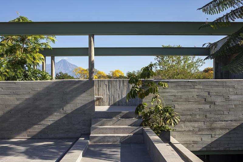 Press kit | 7274-01 - Press release | Taller Di Frenna Arquitectos - Di Frenna Arquitectos - Commercial Architecture - <pre>View of the Colima Volcano from the Roof garden</pre> - Photo credit: Onnis Luque