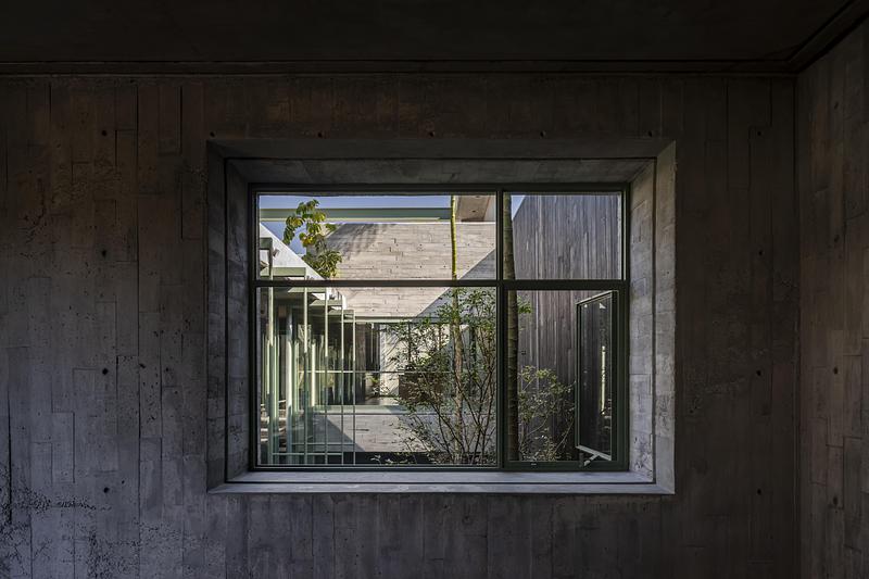 Press kit | 7274-01 - Press release | Taller Di Frenna Arquitectos - Di Frenna Arquitectos - Commercial Architecture - <pre>Window to the central patio</pre> - Photo credit: Onnis Luque