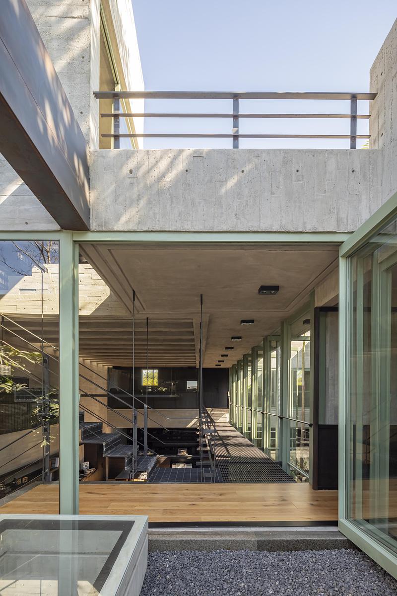 Press kit | 7274-01 - Press release | Taller Di Frenna Arquitectos - Di Frenna Arquitectos - Commercial Architecture - Patio - Photo credit: Onnis Luque