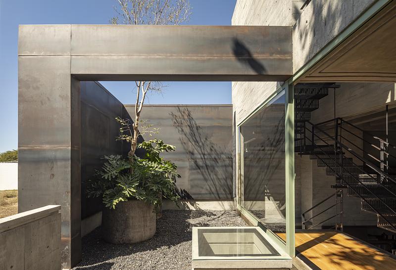 Press kit | 7274-01 - Press release | Taller Di Frenna Arquitectos - Di Frenna Arquitectos - Commercial Architecture - <pre>Upper floor patio</pre> - Photo credit: Onnis Luque