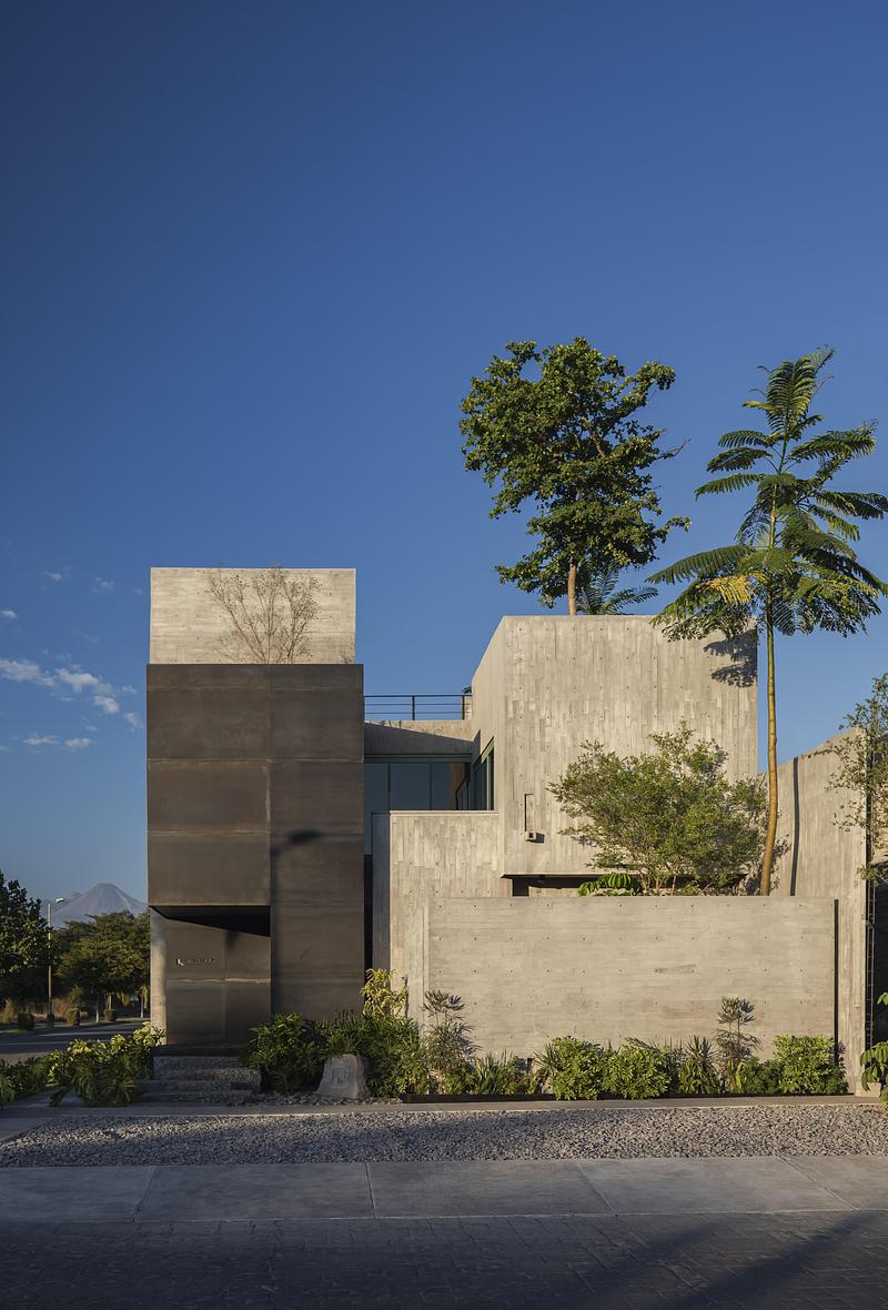 Press kit | 7274-01 - Press release | Taller Di Frenna Arquitectos - Di Frenna Arquitectos - Commercial Architecture - <pre>Facade with the Colima Volcano in the background</pre><pre><br></pre> - Photo credit: Onnis Luque
